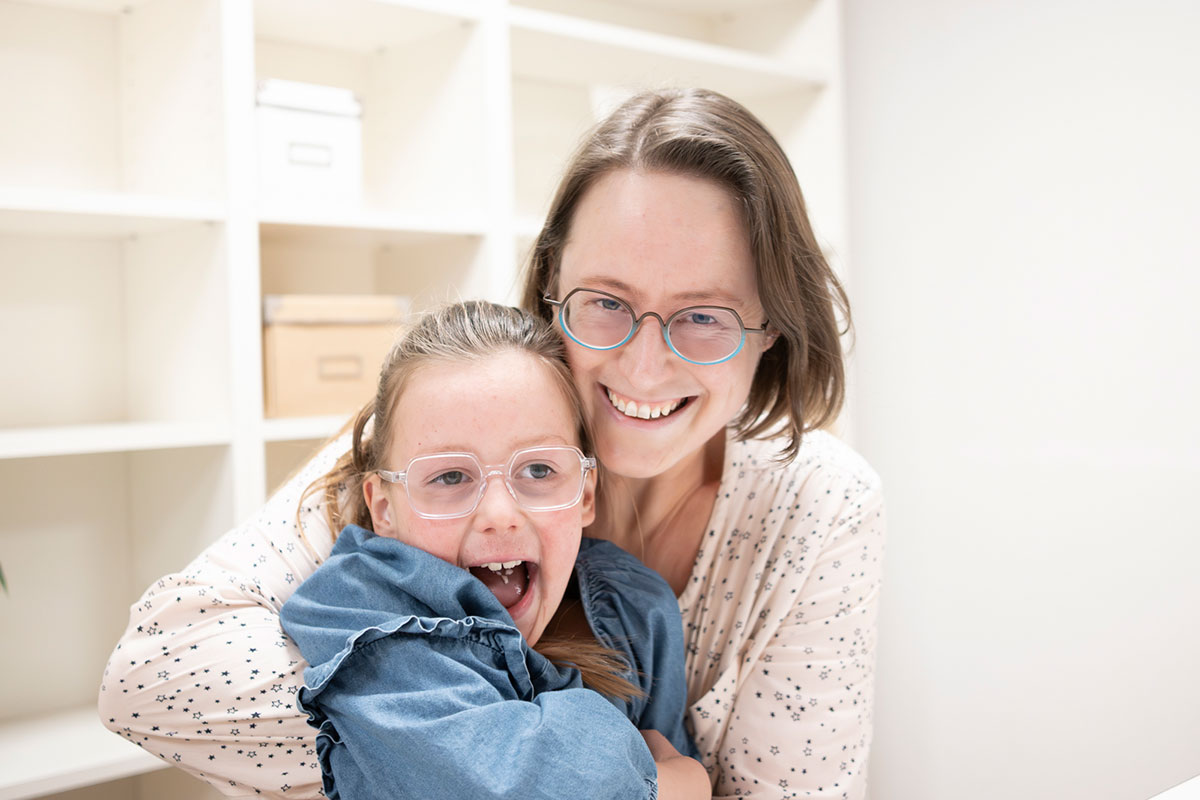 Natalie Christiaensen samen met een kind