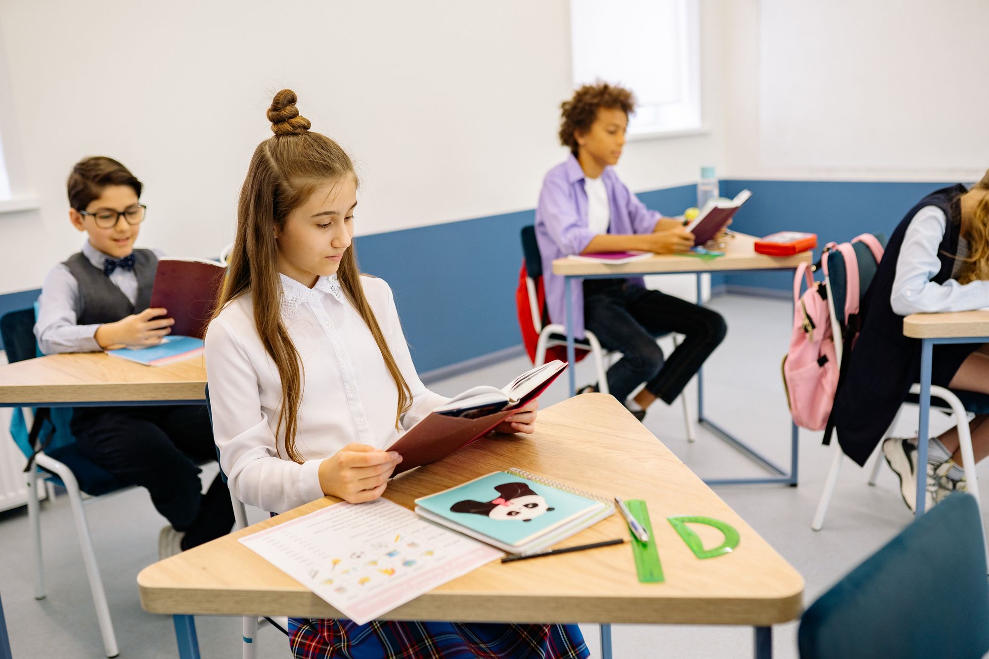 Kinderen lezen geconcentreerd in een lichte klas