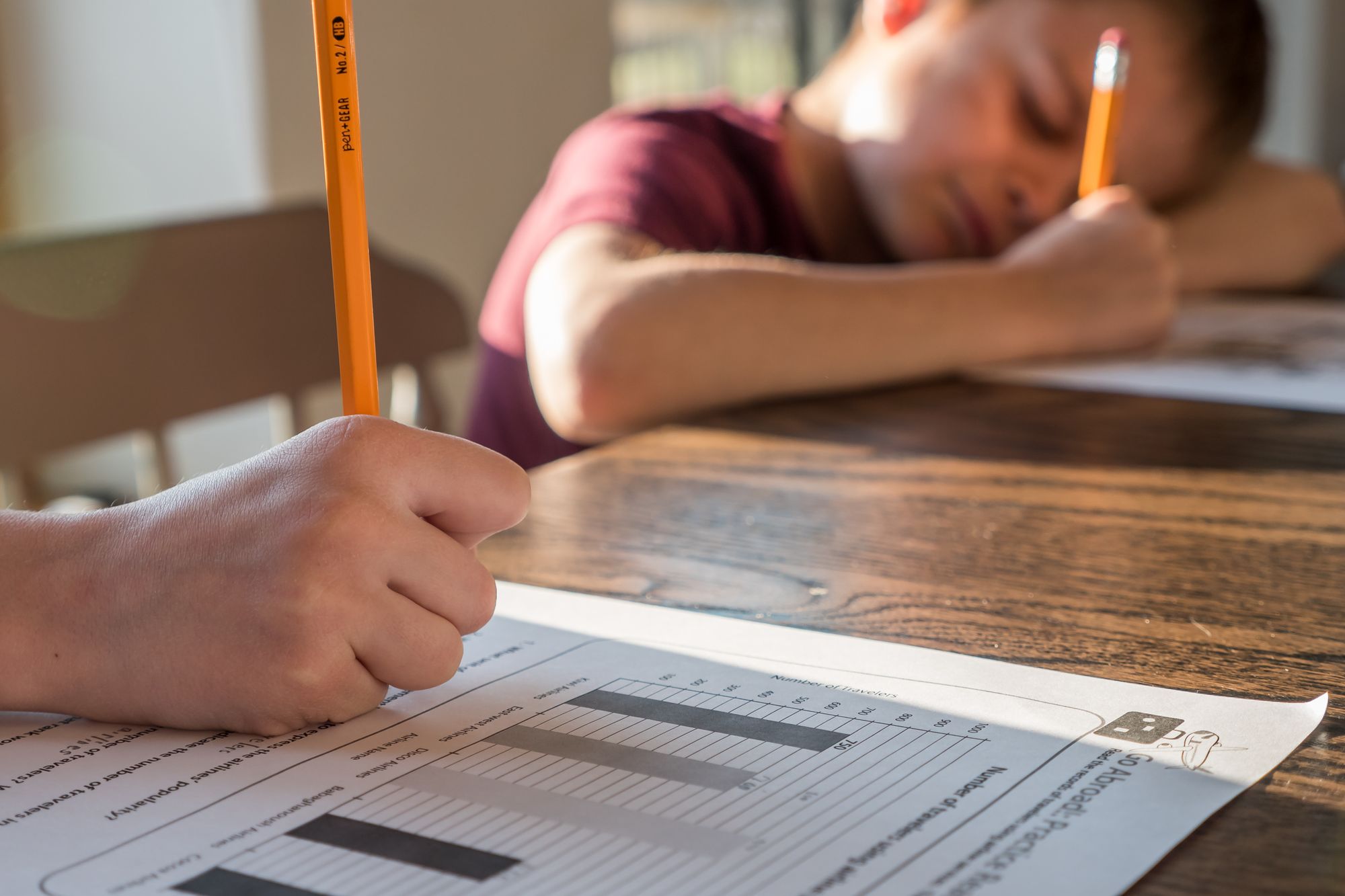 Kinderen maken huiswerk in warm daglicht