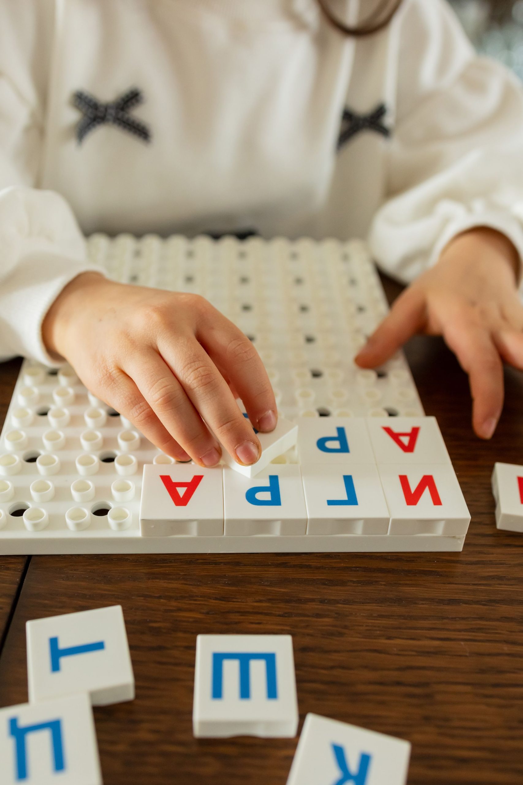 Kind werkt met losse letters om woordbeelden te oefenen