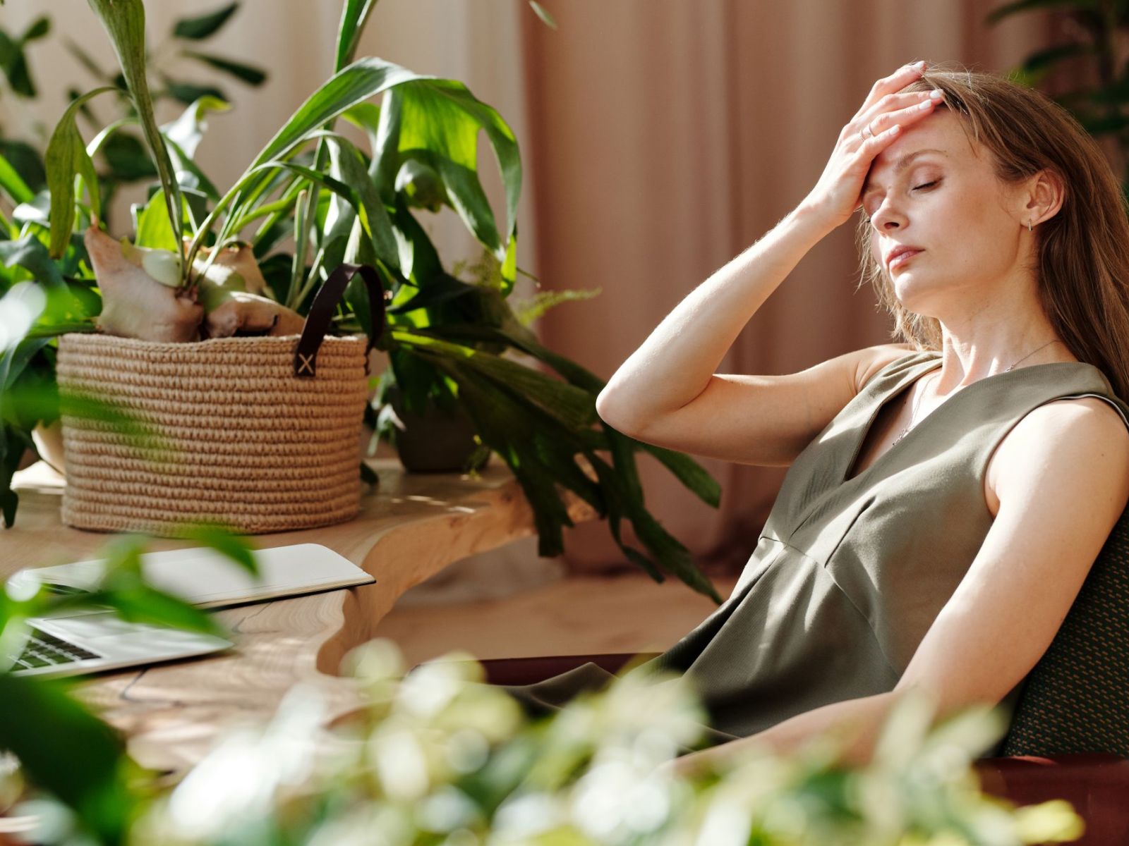 Vrouw heeft hoofdpijn tijdens het thuiswerken