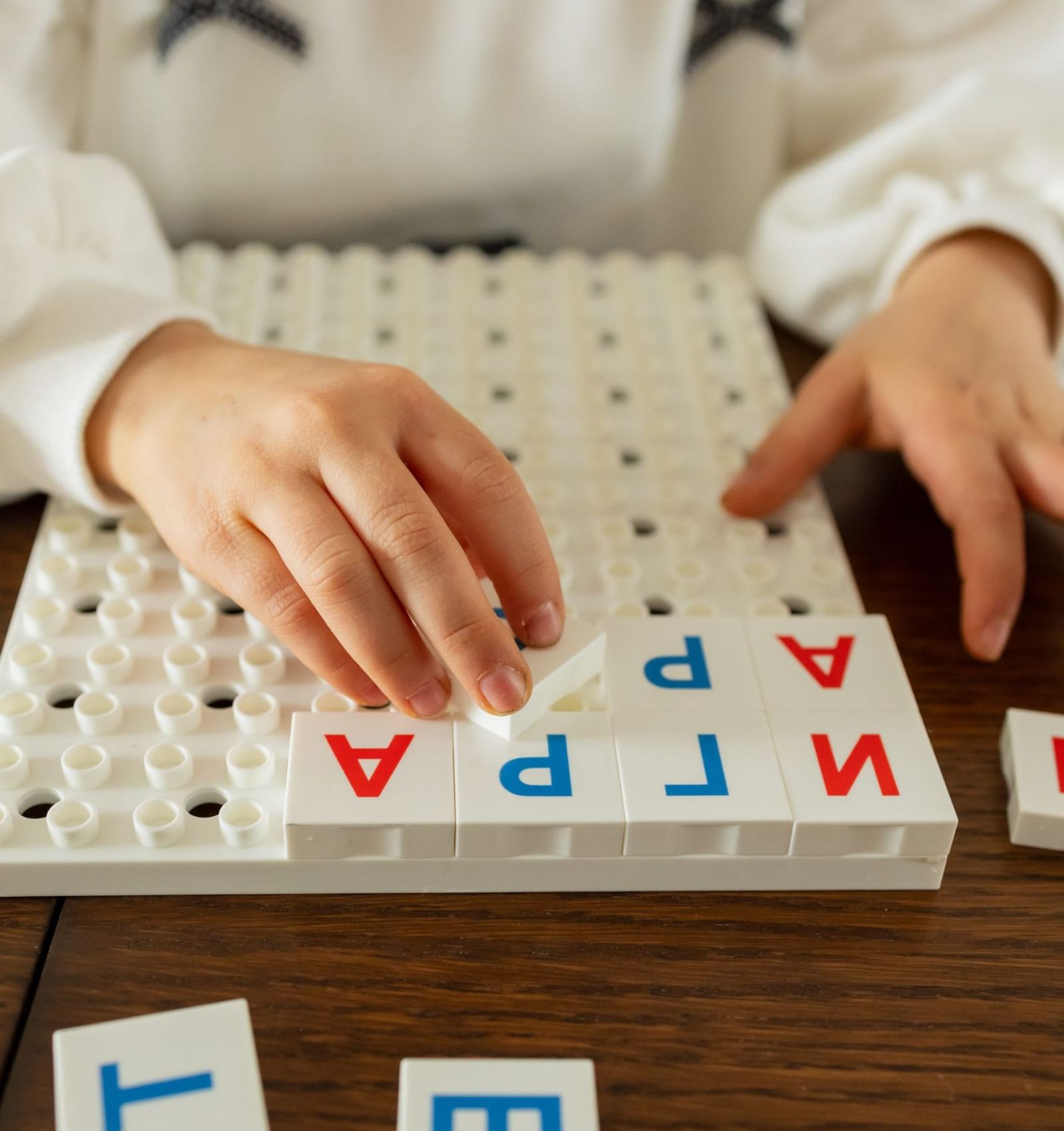 Kind oefent spelenderwijs met letters en woordbeelden